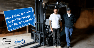Zwei Männer stehen neben einem Gabelstapler in einer Halle mit dem Text '10% Rabatt auf alle Lager-Fahrzeuge von Baoli Schweiz'