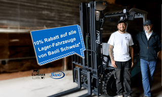 Zwei Männer stehen neben einem Gabelstapler in einer Halle mit dem Text '10% Rabatt auf alle Lager-Fahrzeuge von Baoli Schweiz'